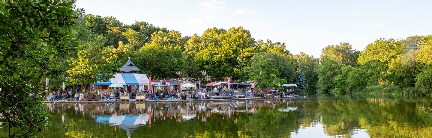 Mollsee in Westpark with the café and beer garden Gans am Wasser in the background.
