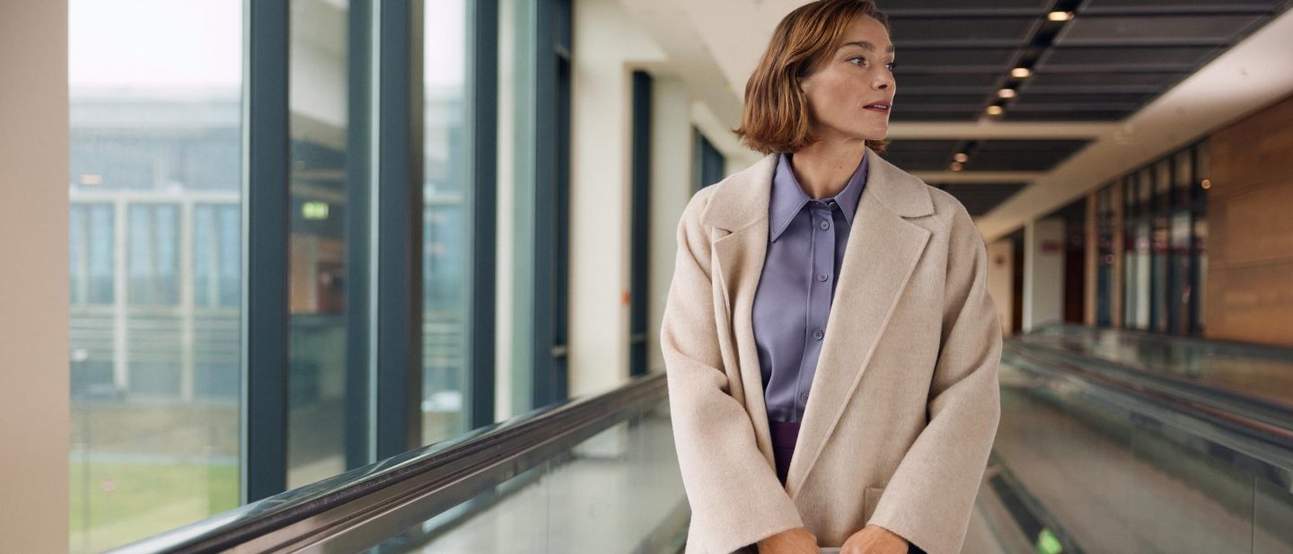 Eine Business Frau auf ihrem Weg durch den Flughafen. // A business woman on her way through the airport.