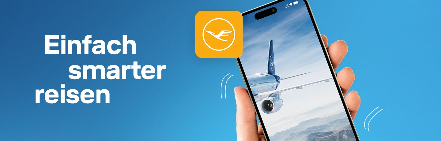 Smartphone und das Icon der Lufthansa App vor blauem Hintergrund mit der Überschrift einfach smarter reisen. 