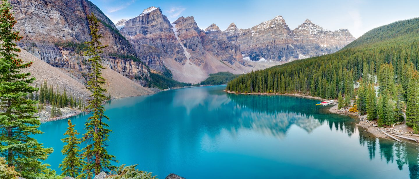 Kanada, Alberta, Calgary: Seepanorama des "Moraine Lake" (Mor&auml;nensee) im Banff National Park. // Canada, Alberta, Calgary: Lake panorama of Moraine lake in Banff Nationalpark.