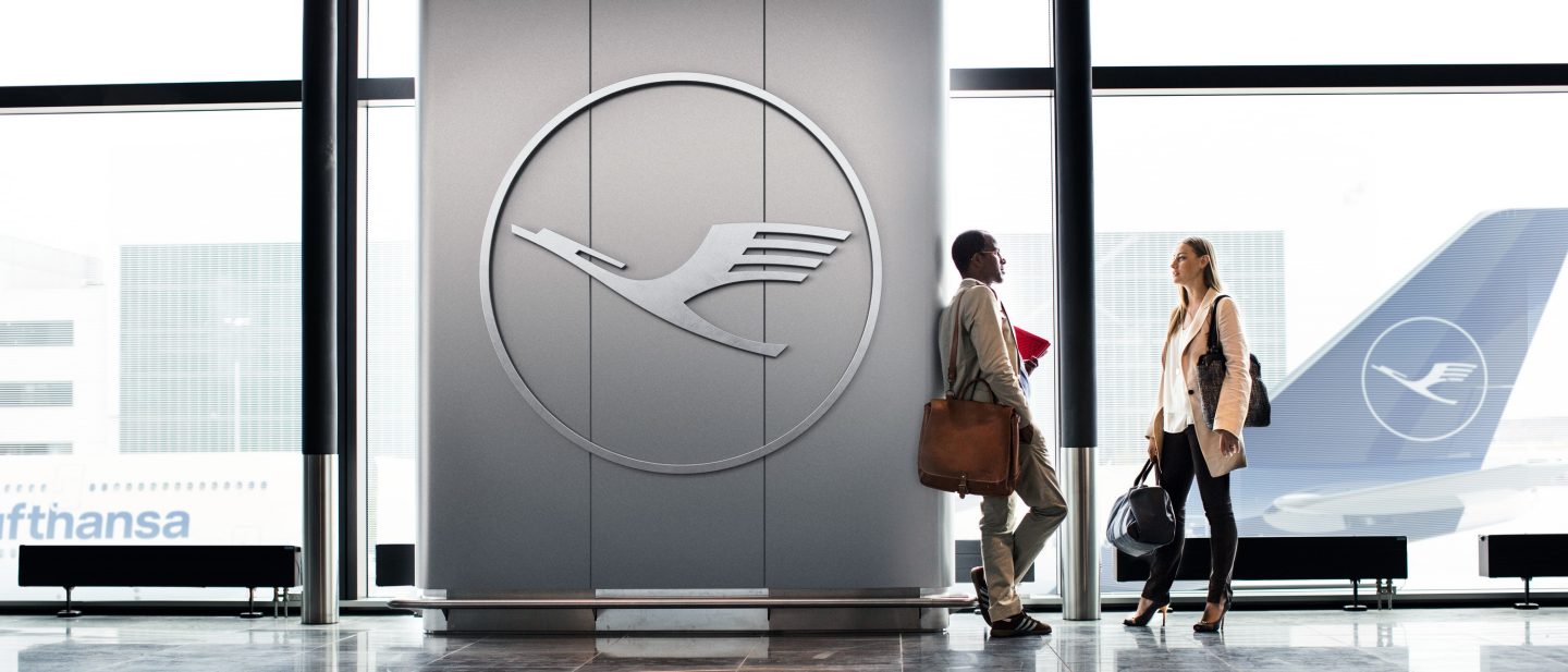 Flugg&auml;ste vor der brand wall // Passengers in front of the brand wall