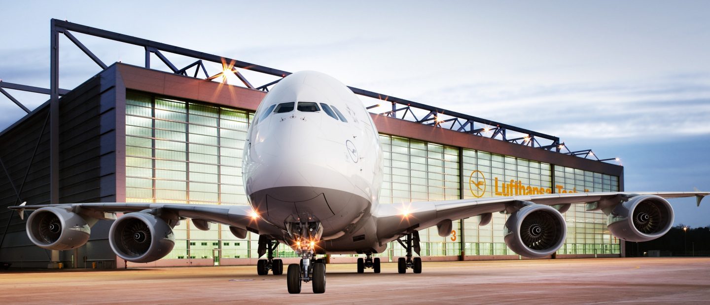 CGI: Die Lufthansa A380 steht vor der A380 Halle in FRA./CGI: the Lufthansa A380 is standing in front of the A380 hangar in FRA.